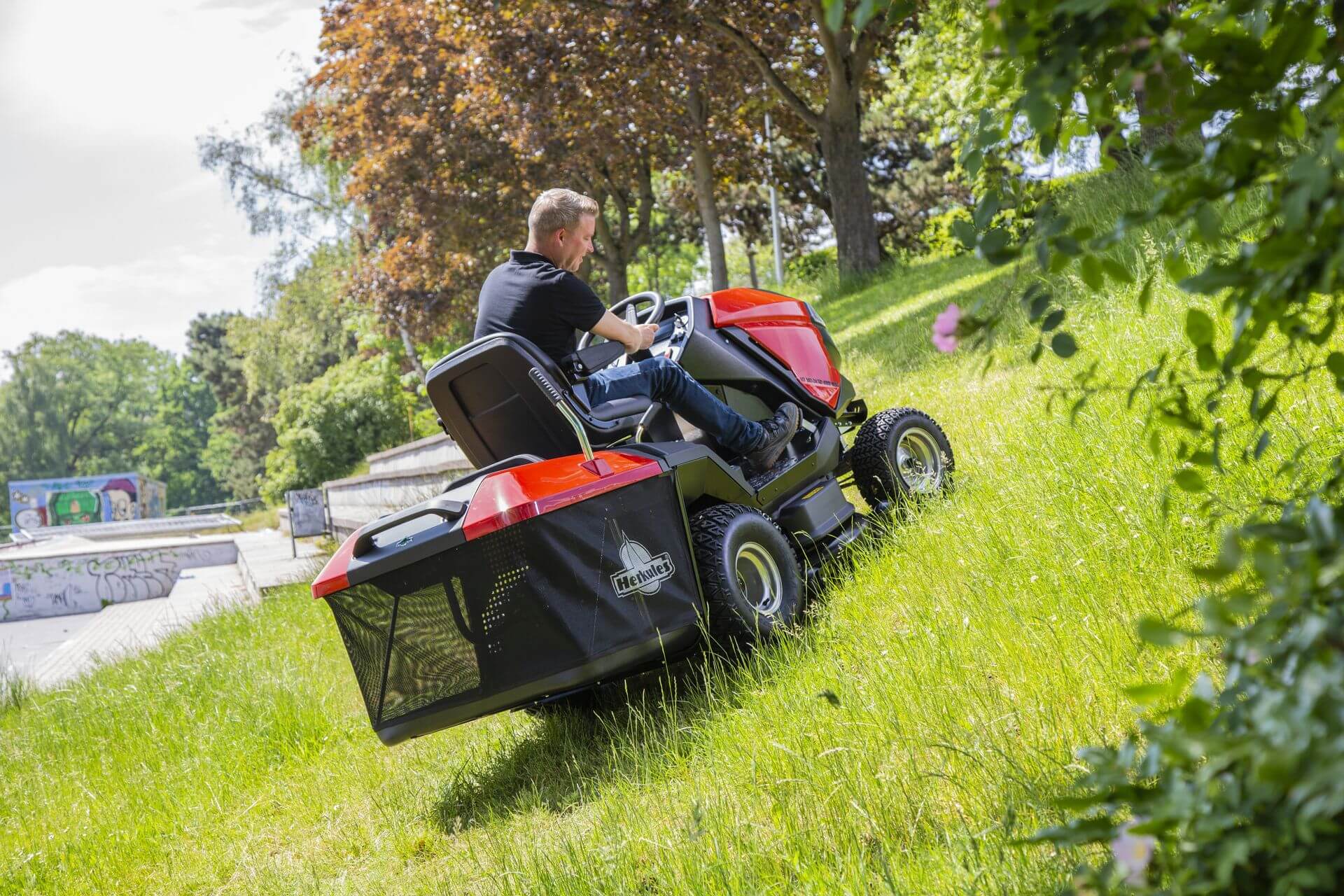 Rasentraktor Herkules HT 102 – 24XD 4 WD NEO Allrad mit 2-Zylinder B&S Motor – Bild 3